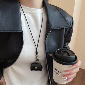 Détail du collier pendentif mini sac en cuir noir bohème avec fermoir en métal sur modèle