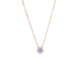 Detailansicht der roségoldenen Edelstahl-O-Kette mit hellviolettem Zirkonia-Anhänger
