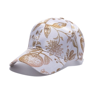 Dettaglio cappellino da baseball in raso bianco con stampe floreali e fragole oro