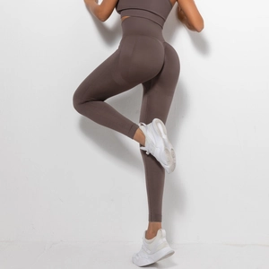 Detailansicht des nahtlosen High-Waist-Yoga-Sets mit gerippter Textur in Kakaobraun