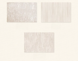 Vista de detalle de tres muestras de alfombra color crema con texturas y patrones únicos