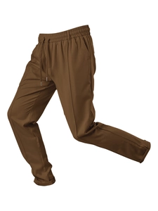 Detail einer tiefbraunen Herren-Freizeithose mit elastischem Kordelzug und Metallspitzen