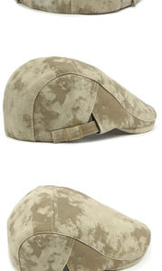 Dettaglio del cappello piatto in camoscio con motivo tie-dye e fibbia in metallo bronzo