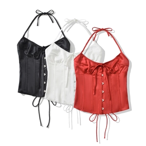 Corsets dos nu en satin brillant noir, blanc et rouge avec boutons frontaux et lacets