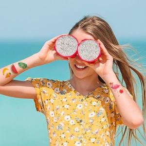 Tatuaggi temporanei estivi impermeabili con fenicotteri e frutti tropicali sul braccio
