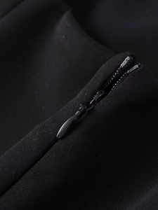 Gros plan d'une fermeture éclair noire invisible sur une robe décontractée pour femme