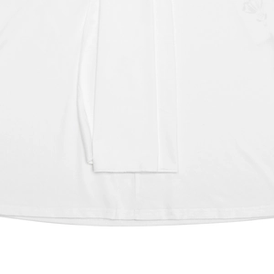 Gros plan du tissu tissé blanc avec des détails plissés élégants et des coutures à double aiguille