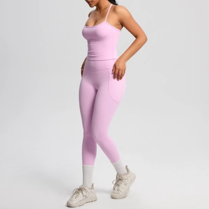 Détail de l'ensemble de yoga rose avec legging taille haute et poche latérale pratique