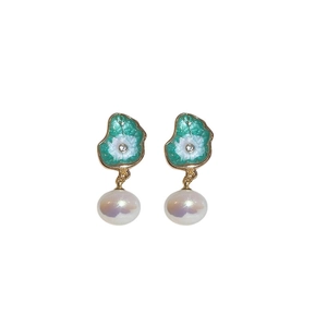 Boucles d'oreilles vintage avec feuilles vertes émaillées, strass et perles blanches