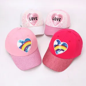 Set mit vier Mädchen-Baseballkappen mit Paillettenherzen und Glitzerschirm in Rosa-Tönen