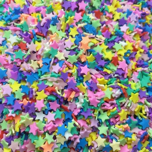 Vue macro de tranches d'étoiles colorées en pâte polymère pour le bricolage et le slime