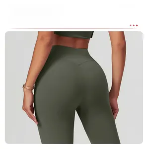 Detailaufnahme der dunkelgrünen High-Waist-Yogahose mit V-Linien-Push-up-Effekt am Gesäß