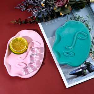 Vassoio decorativo astratto a forma di viso in rosa e verde per l'arredo casa
