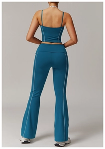 Vue arrière de l'ensemble de yoga sarcelle avec pantalon évasé et passepoil blanc