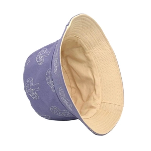 Gros plan détaillé de la broderie champignon sur un chapeau bob réversible violet