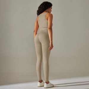 Detailansicht des khakifarbenen Yoga-Sets mit Rippenstruktur und Push-up-Design