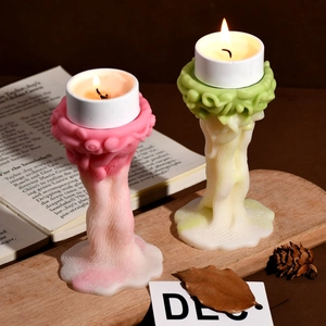 Detalle de textura en relieve en velas aromáticas degradadas en rosa y verde vintage