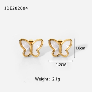 Dettaglio degli orecchini a farfalla in oro 18K con inserto in conchiglia e misure