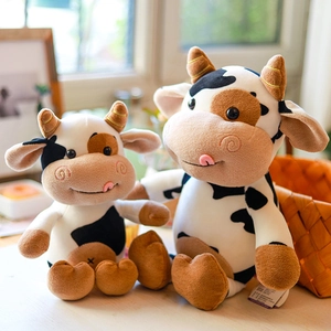 Juego de dos adorables muñecos de peluche de vaca con expresiones faciales lindas
