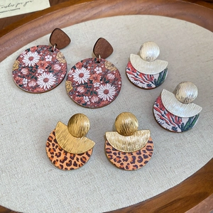 Boucles d'oreilles rétro en bois avec motifs floraux et léopard de style géométrique