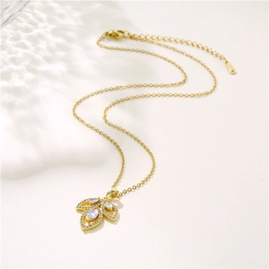Collier doré avec pendentif en forme de feuille serti de zircons brillants chic