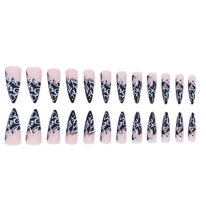 Faux ongles stiletto longs avec graffitis noir et blanc sur une base dégradée nude