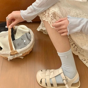 Détails de chaussettes en coton avec fermoir nœud, breloques perles et motifs jacquard