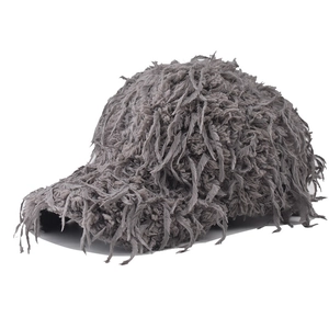 Détail de la texture pelucheuse grise sur cette casquette de baseball élégante