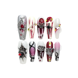Ongles 3D gothiques avec crâne argenté, taches de sang rouge et charmes métalliques