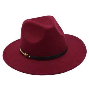 Λεπτομέρεια μπορντό καπέλο Fedora με μαύρο δερμάτινο λουράκι και χρυσή μεταλλική αγκράφα