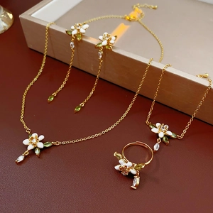 Set di gioielli vintage placcato oro con fiori in smalto bianco e dettagli in zircone