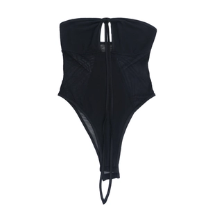 Detailweergave van zwarte mesh bodysuit met uitsnijdingen en transparante panelen