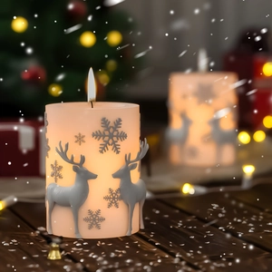 Weihnachtliche Relief-Zylinderkerze mit Rentier und Schneeflocken auf Holztisch
