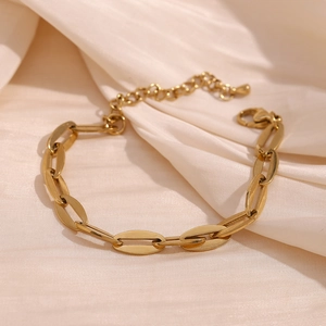 Détail du bracelet chaîne trombone plaqué or 14K avec fermoir mousqueton sur soie