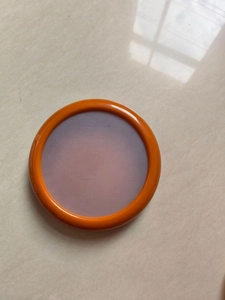 Vista superior de tapa naranja redonda hermética con membrana flexible para comida