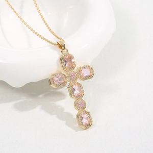 Elegante gouden kruis ketting voor dames met roze zirkoon en witte kristallen stenen
