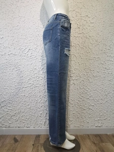 Detailansicht der seitlichen Löcher und Used-Effekte an blauer Straight-Leg Jeans