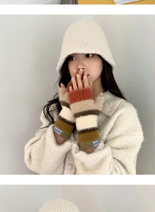 Détail de gants tricotés à rayures colorées avec texture pelucheuse douce et logo