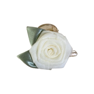 Pince à cheveux élégante avec rose en tissu blanc et feuilles vertes pour femme