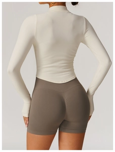 Vue arrière d'une veste de yoga courte et d'un short de cyclisme à taille haute froncée