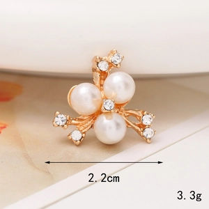 Vista macro de accesorio de flor de perlas y strass de 2,2cm para proyectos de artesanía