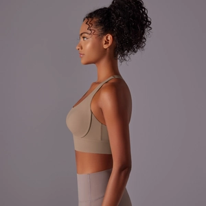 Dettaglio del reggiseno sportivo kaki con schiena incrociata e tessuto spazzolato elastico