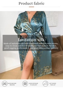 Detail der petrolfarbenen Seidenimitat-Robe mit weichem Fünf-Satin-Gewebe und Blumen