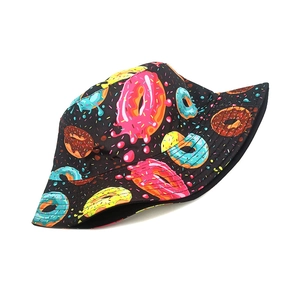 Détail du chapeau bob noir avec motifs de donuts colorés et texture en coton doux