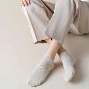 Detailansicht beige gerippte Baumwoll-Socken für Herren mit Freizeitschuhen