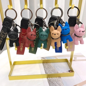 Detailansicht farbenfroher Französische Bulldogge Schlüsselanhänger mit Lederband