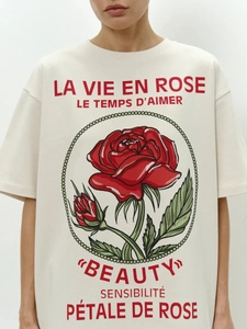 Λεπτομέρεια βαμβακερού T-shirt με τύπωμα τριαντάφυλλο και κείμενο LA VIE EN ROSE