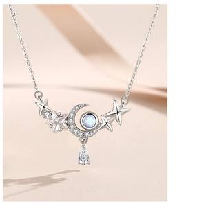 Détail du pendentif lune en argent s925 avec opale et zircons en forme d'étoile