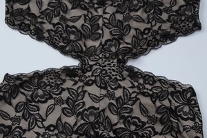 Gros plan sur la dentelle florale noire d'une robe moulante élégante pour femme