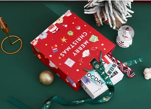 Sac cadeau de Noël rouge avec texte blanc et illustrations festives de fêtes